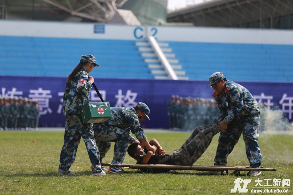 医疗队拯救伤员。（摄影 徐廷鹏）