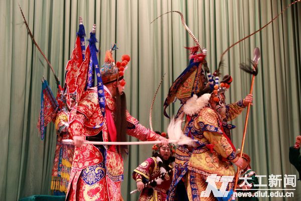 韩世忠一条枪耍的风生水起,令金兀术渐渐招架不住1