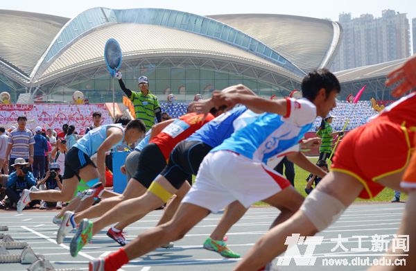 比赛第一枪(摄影 任宏正)