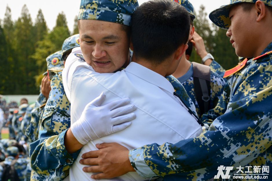 最后的十分钟,是道别的时间。有的方队将教官抛起,有的方队急着和教官合影,而这里却很安静,他们互相拥抱