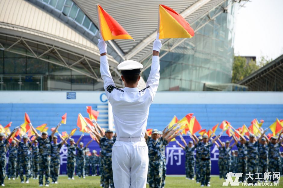 旗语操表演。(摄影 乔天扬)