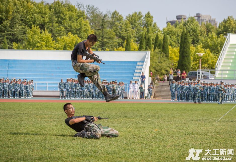 跳跃一瞬间。(摄影 吉安)
