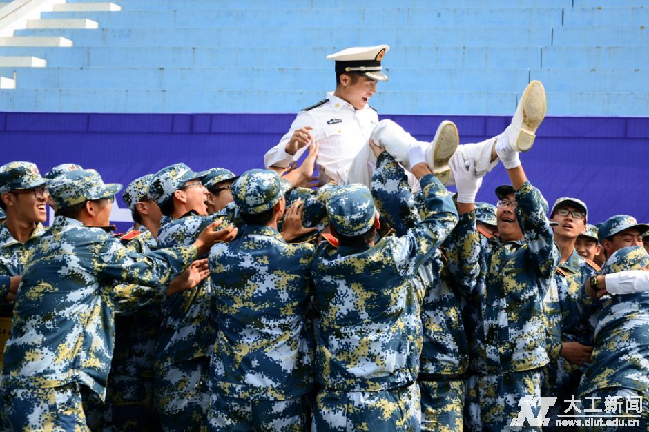 汇报表演后,同学们自发把教官高高抛起。(摄影 乔天扬)