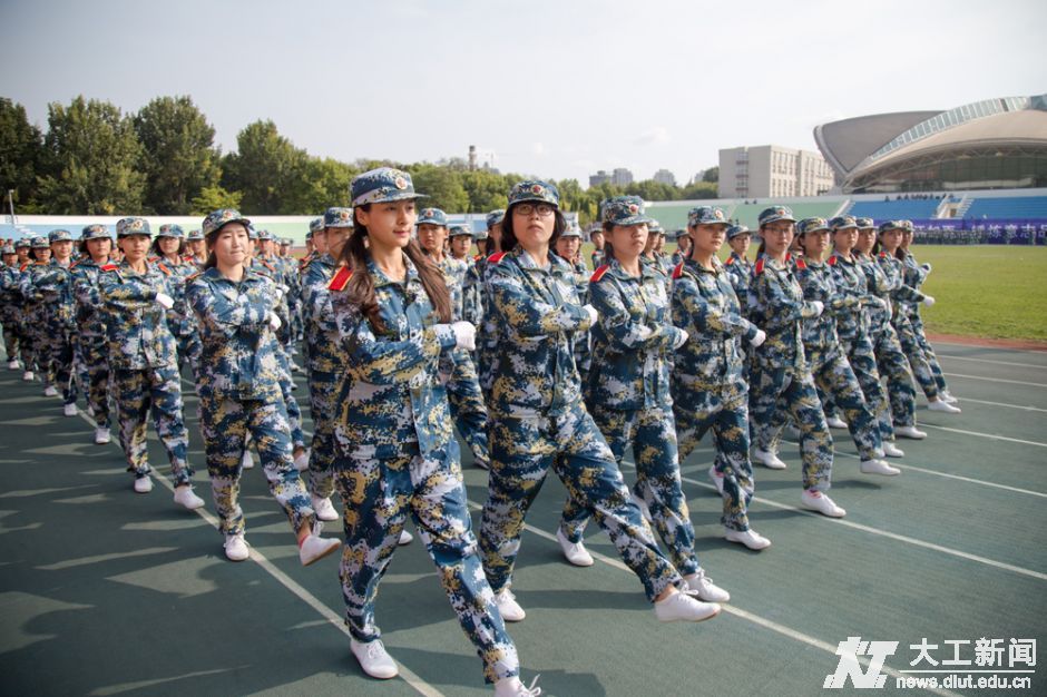 女子方阵通过主席台。(摄影 徐廷鹏)