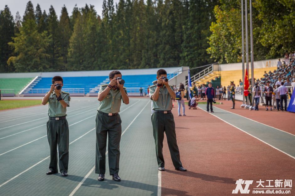 在现场记录精彩一刻的教官。( 摄影 吉安)