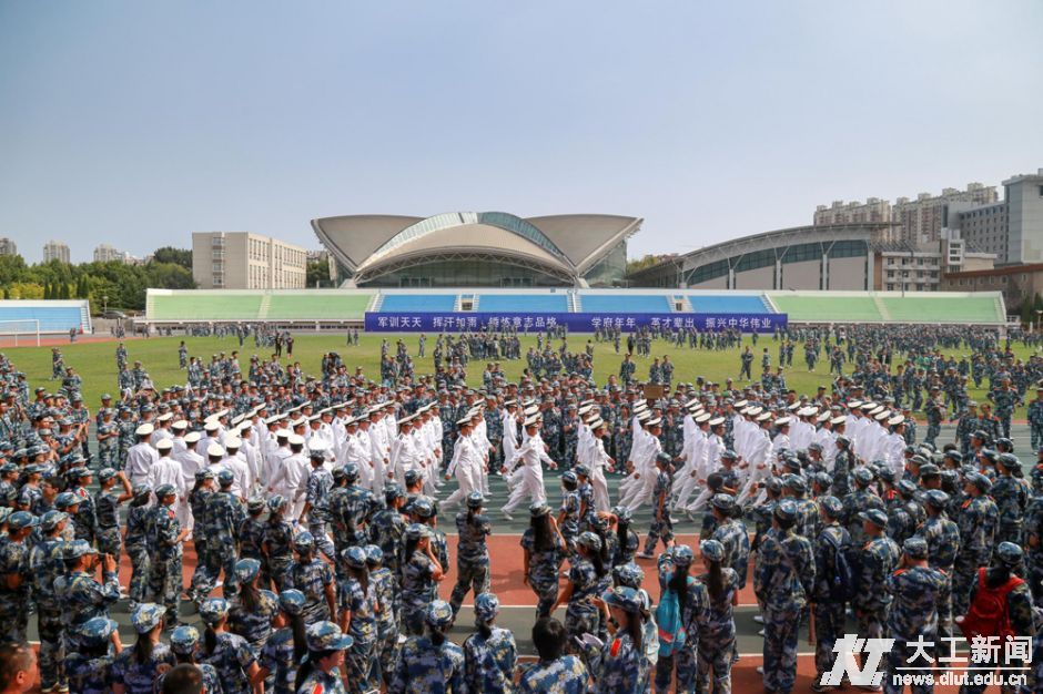 离别总是带着不舍。军训的新生们目送教官离开。(摄影 徐廷鹏)