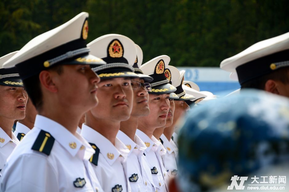 教官集合,准备离开。来自海军大连舰艇学院的教官们站成队列,站姿笔直挺拔,表情却各不相同。(摄影 乔天