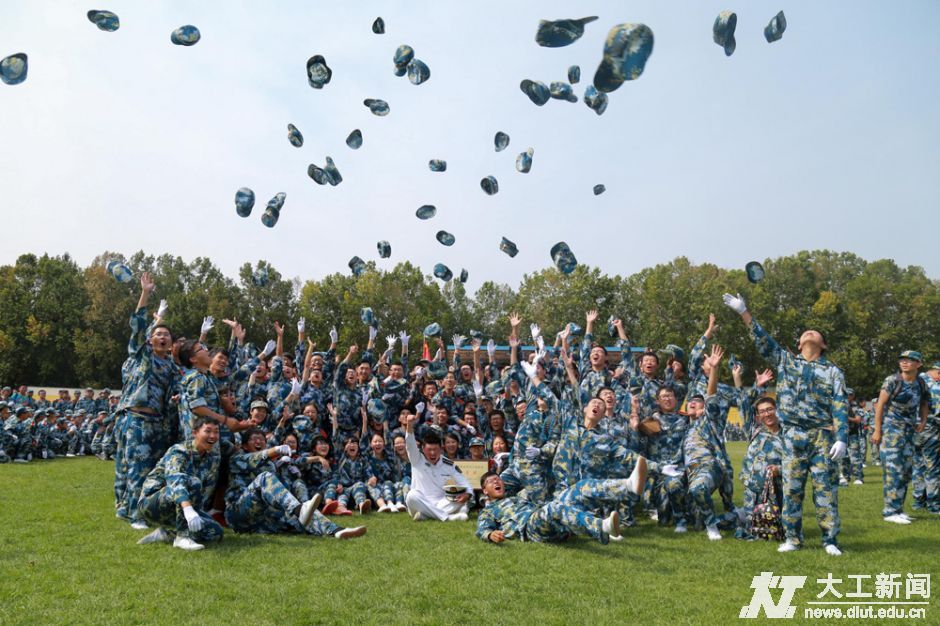 表演结束后与教官合影。(摄影 徐廷鹏)